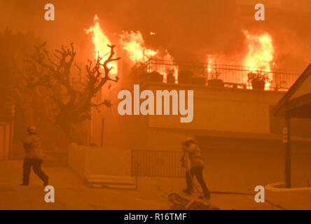 I combattenti si cerca di salvare un condominio unità va fino in fiamme del fuoco Woosley venerdì. La croce di fuoco la superstrada 101 questa mattina e fatto un run a Malibu linea costiera distruggendo molte case Malibu, Ca, 9 novembre 2018. Foto Blevins byGene/DailyNews/Contributing Photographer Credit: Gene Blevins/ZUMA filo/Alamy Live News Foto Stock