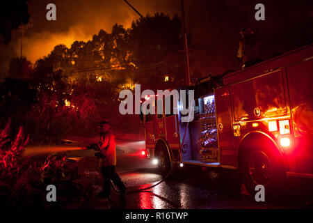 Malibu, California, USA. 9 Nov, 2018. Il lavoro dei vigili del fuoco per estinguere il fuoco Woolsey in Malibu, California. Credito: Joel Angelo Juarez/ZUMA filo/Alamy Live News Foto Stock