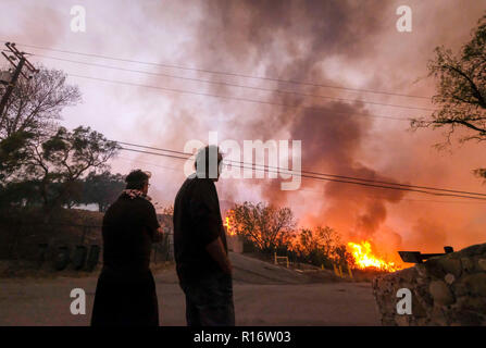 Malibu, STATI UNITI D'AMERICA. 9 Nov, 2018. La gente guarda wildfire in Malibu, California, negli Stati Uniti il 9 novembre 9, 2018. Credito: Zhao Hanrong/Xinhua/Alamy Live News Foto Stock