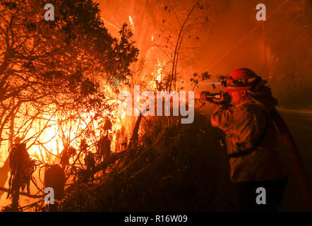 Malibu, STATI UNITI D'AMERICA. 9 Nov, 2018. Un vigile del fuoco di battaglie wildfire in Malibu, California, negli Stati Uniti il 9 novembre 9, 2018. Credito: Zhao Hanrong/Xinhua/Alamy Live News Foto Stock