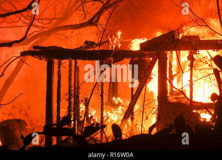 Malibu, STATI UNITI D'AMERICA. 9 Nov, 2018. Wildfire brucia una casa Malibu, California, negli Stati Uniti il 9 novembre 9, 2018. Credito: Zhao Hanrong/Xinhua/Alamy Live News Foto Stock