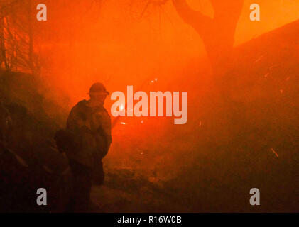 Malibu, STATI UNITI D'AMERICA. 9 Nov, 2018. Un vigile del fuoco di battaglie wildfire in Malibu, California, negli Stati Uniti il 9 novembre 9, 2018. Credito: Zhao Hanrong/Xinhua/Alamy Live News Foto Stock