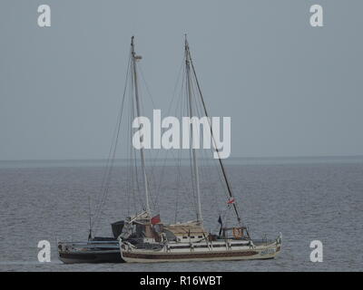 Sheerness, Kent, Regno Unito. Decimo Nov, 2018. Regno Unito Meteo: un grigio e nuvoloso mattina a Sheerness, Kent. Pic: 'Hecate' - un insolito-polinesiana ispirato twin-masted 50ft catamarano ancorata al largo. Credito: James Bell/Alamy Live News Foto Stock