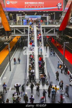 Shanghai, Cina. Decimo Nov, 2018. I visitatori sono visibili presso la sede del primo China International Import Expo (CIIE) a Shanghai in Cina orientale, nov. 10, 2018. Il CIIE concluso qui il sabato. Credito: Shen Bohan/Xinhua/Alamy Live News Foto Stock
