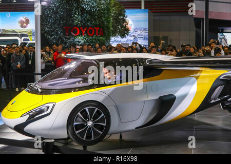 Shanghai, Shanghai, Cina. Decimo Nov, 2018. Shanghai, Cina-un automobile di volo sviluppato da AeroMobil, un slovacco advanced engineering company è mostrato al China International Import Expo (CIIE) aperto in Cina a Shanghai. Integrando l'innovazione nel settore automobilistico e aerospaziale campi, la vettura con le ali si applica automotive sicurezza standard insieme con materiali leggeri e aerodinamica avanzata. Credito: ZUMA Press, Inc./Alamy Live News Foto Stock