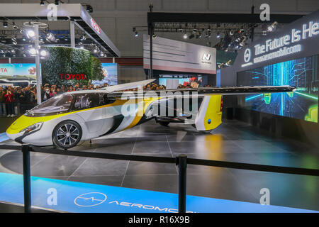 Shanghai, Shanghai, Cina. Decimo Nov, 2018. Shanghai, Cina-un automobile di volo sviluppato da AeroMobil, un slovacco advanced engineering company è mostrato al China International Import Expo (CIIE) aperto in Cina a Shanghai. Integrando l'innovazione nel settore automobilistico e aerospaziale campi, la vettura con le ali si applica automotive sicurezza standard insieme con materiali leggeri e aerodinamica avanzata. Credito: ZUMA Press, Inc./Alamy Live News Foto Stock