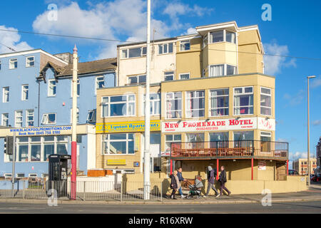 Promenade di Blackpool durante un week-end d'autunno. Blackpool è uno dei preferiti Englands località balneari. Foto Stock