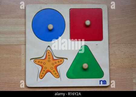 Una I Mothercare puzzle in legno giocattolo con un pezzo mancante / parte mancante Foto Stock