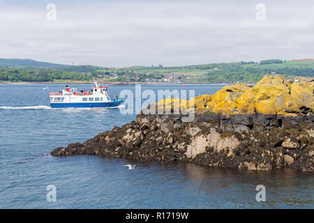 Nave di lancio arriverete a Inchcolm Isola con abbazia medievale nei pressi di Edimburgo Foto Stock