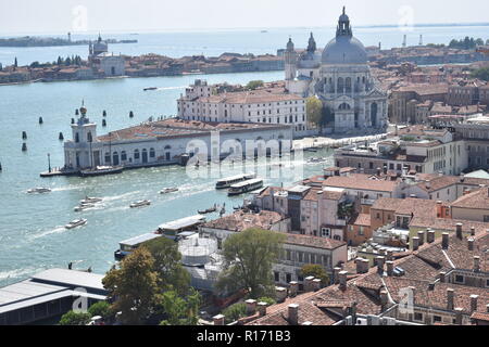 Vista di ingresso al Canale Grande e per la Basilica di Santa Maria della Salute a Venezia Foto Stock