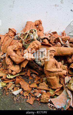 Un mucchio di scartare le sculture in argilla fracassato in un heap Foto Stock