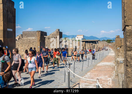 Pompei Street, scavi di Pompei, Roma città di Pompei e scavi Napoli Italia, la gente ad esplorare, folle di turisti in visita a Pompei Top attrazione turistica Foto Stock