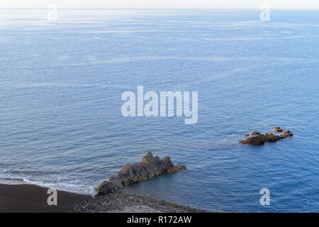 Acqua blu e le rocce sulla Praia Formosa - la famosa spiaggia pubblica sull' isola di Madeira, Portogallo. Foto Stock