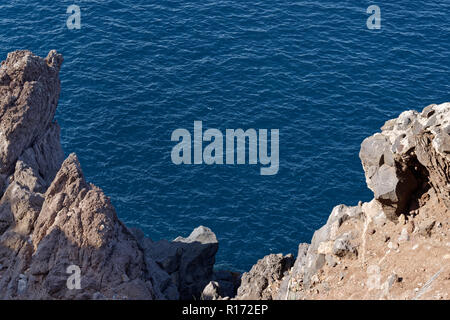 Costa rocciosa contro acqua azzurra dell'Oceano Atlantico. L'isola di Madeira, Portogallo Foto Stock