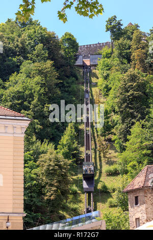 LJUBLJANA, Slovenia - 28 giugno 2015: un cavo ferrovia conduce il modo da Ljubljana vecchia a Lubiana il castello sulla collina Foto Stock