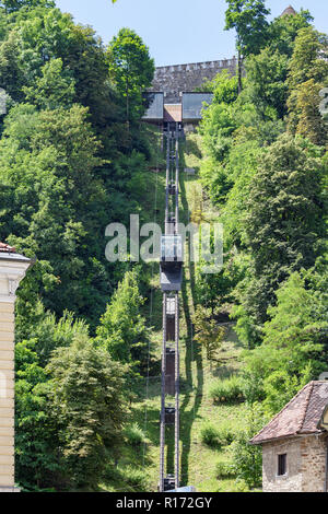 LJUBLJANA, Slovenia - 28 giugno 2015: un cavo ferrovia conduce il modo da Ljubljana vecchia a Lubiana il castello sulla collina Foto Stock