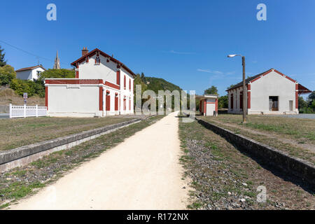 Fumel stazione ferroviaria, ora parte della partita pista ciclabile Foto Stock