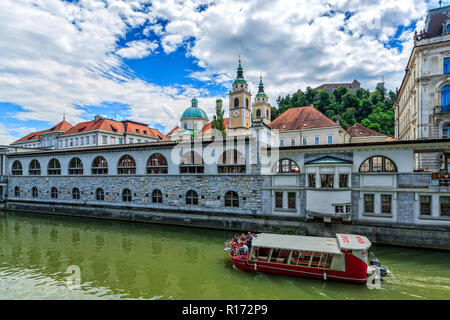 LJUBLJANA, Slovenia - 28 giugno 2015: galleria di negozi nel centro di Lubiana. Foto Stock