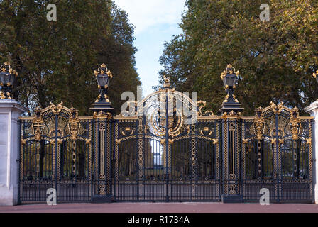 Gli ornati, Golden Gate Canada presentato dal Canada nel 1903 per commemorare la Regina Victoria, dopo la sua morte. È la formale entrata al Green Park Foto Stock