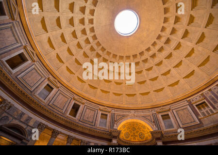 Roma, Italia - 24 ottobre 2018: Pantheon. Iconico tempio costruito circa 118 a 125 D.C. con una cupola e rinascimentale tombe, compresi di Raffaello. Foto Stock