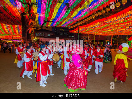 I ballerini coreani si esibiscono al Tempio di Jogyesa durante il Festival delle Lanterne di Loto a Seoul , Corea Foto Stock