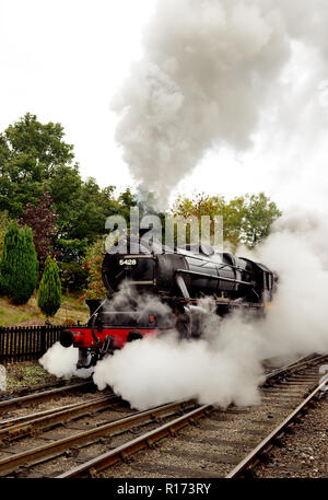 LMS Classe 5MT No 5428 'Eric Treacy' fa una partenza fumosa da Grosmont con la 0928 a Pickering sulla North Yorkshire Moors Railway, 30.09.2018. Foto Stock