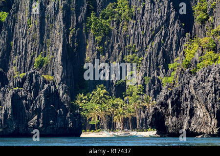 Spiaggia di sabbia bianca e scogliere calcaree in El Nido, Filippine Foto Stock