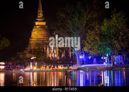 SUKHOTHAI, Thailandia, 13 novembre: Spettacolo all'aperto in Sukhothai parco storico per i religiosi la Loy Krathong buddista festival il 13 Novembre 201 Foto Stock