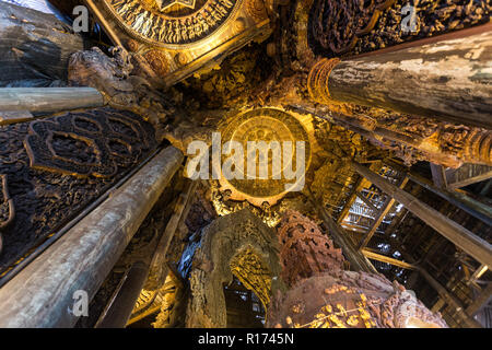 Interno del legno di un tempio buddista, il santuario della verità in Pattaya, Thailandia Foto Stock