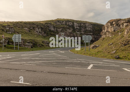Incrocio di Bwlch y Clawdd mountain pass vicino Treorchy in Rhondda Valli, South Wales, Regno Unito. Foto Stock