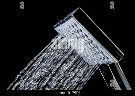 Moderna doccia calda con flusso di acqua closeup isolati su sfondo nero Foto Stock
