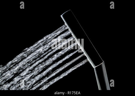Moderna doccia calda con flusso di acqua closeup isolati su sfondo nero Foto Stock