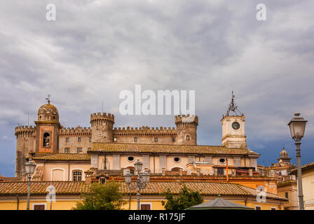 In autunno o inverno vista di Bracciano medievale centro storico dalla piazza principale, una piccola e antica cittadina nei pressi di Roma Foto Stock