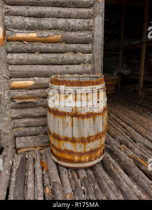 CAPE CASUALE, Terranova, CANADA - Barile di legno per olio di fegato di merluzzo, passaggio casuale set cinematografico, replica del villaggio di pescatori. Foto Stock