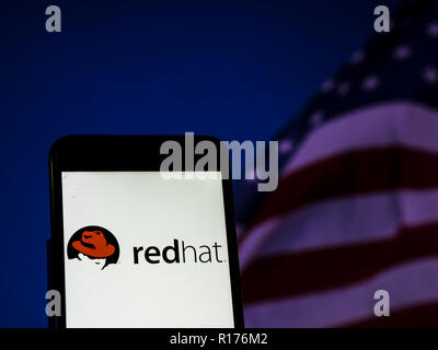 Red Hat Software Company logo che si vede visualizzato sul telefono intelligente. Red Hat, Inc. è una multinazionale americana società di software per la fornitura di prodotti software open source per la comunità imprenditoriale europea. Foto Stock