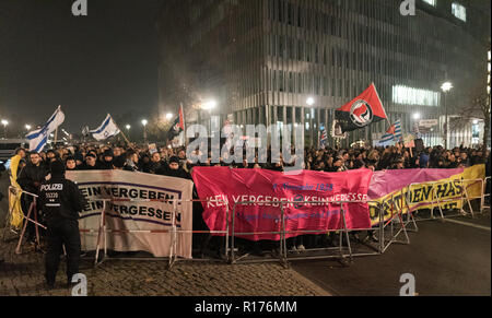 I dimostranti sono visti tenendo Striscioni e bandiere durante la protesta. Centinaia di persone hanno manifestato contro la marcia funebre del estremista di destra organizzazione sull'ottantesimo anniversario del pogrom notte in 1938 sotto il motto "Marcia Funebre per i morti di politica". Foto Stock