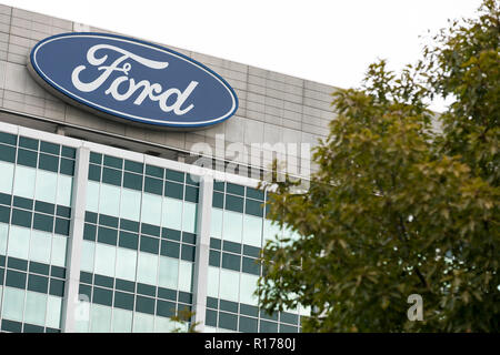 Un logo segno al di fuori della sede della Ford Motor Company di Dearborn, Michigan, il 26 ottobre 2018. Foto Stock