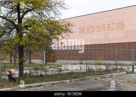 Il contorno sbiadito di un logo segno esterno della chiusura di un Kohl il negozio al dettaglio in Waterford Township, Michigan, il 26 ottobre 2018. Foto Stock