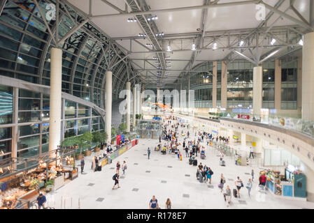 Mosca Domodedovo, Russia - Luglio 8, 2018: Hall dell'Aeroporto Internazionale di Domodedovo a Mosca con i passeggeri all'interno. Notte Tempo. Aeroplano arancione Foto Stock