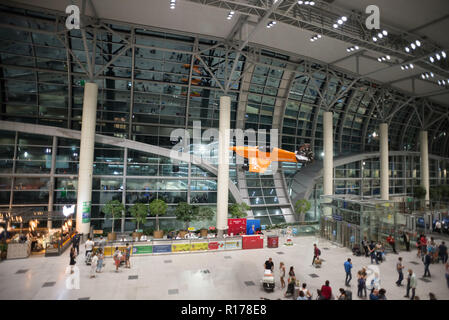 Mosca Domodedovo, Russia - Luglio 8, 2018: Hall dell'Aeroporto Internazionale di Domodedovo a Mosca con i passeggeri all'interno. Notte Tempo. Aeroplano arancione Foto Stock