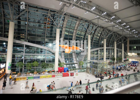 Mosca Domodedovo, Russia - Luglio 8, 2018: Hall dell'Aeroporto Internazionale di Domodedovo a Mosca con i passeggeri all'interno. Notte Tempo. Aeroplano arancione Foto Stock