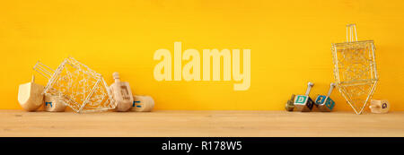 Banner della festa ebraica Hanukkah con legno dreidels (filatura in alto) Foto Stock