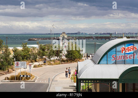 Melbourne, Australia: Marzo 25, 2018: St Kilda molo sul mare e la marina da Jacka Boulevard Foto Stock