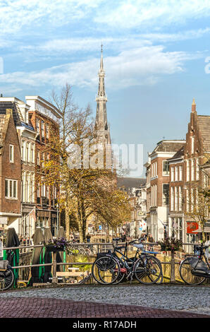 Leeuwarden, Paesi Bassi, 3 Novembre 2018: vista la stretta Voorstreek canal con San Bonifatius chiesa in background e biciclette parcheggiate Foto Stock