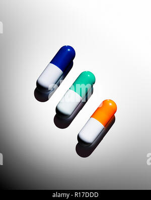 Una fila di tre farmaci colorati pillola capsule, still life Foto Stock