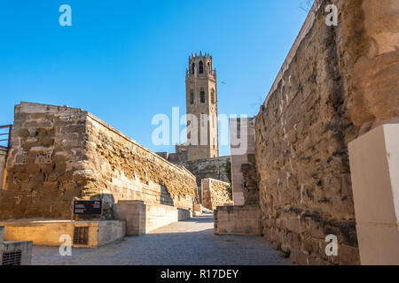 Campanile del Duomo Vecchio visto dai resti della rocca. Lleida Catalogna Spagna Foto Stock