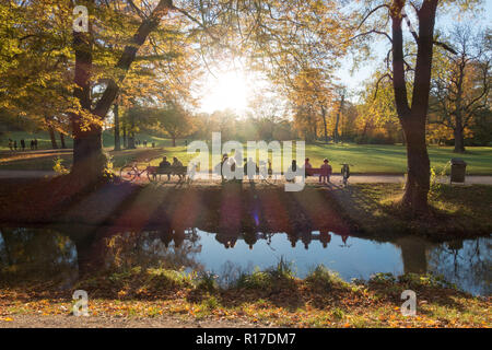 Parco Englischer Garten in autunno, Monaco di Baviera, Germania Foto Stock