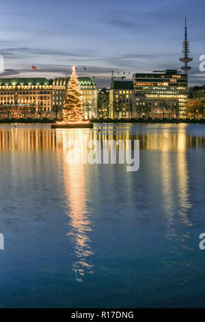 Albero di natale sul lago Alster Foto Stock