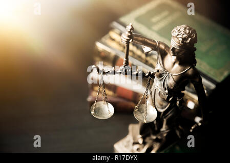Signora giustizia. Statua della giustizia, Themis, Justitia nella libreria. La giustizia il concetto di sistema Foto Stock