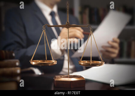 Bilancia della giustizia. Avvocato, Avvocato, lavorando in ufficio. Consulente legale, con documenti cartacei Foto Stock